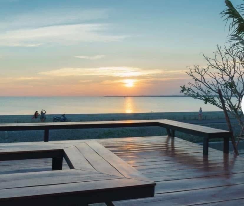 Condo for Sale, Beachfront and Near BTS Sukhumvit, Samut Prakan, Great Location, Special Price!!